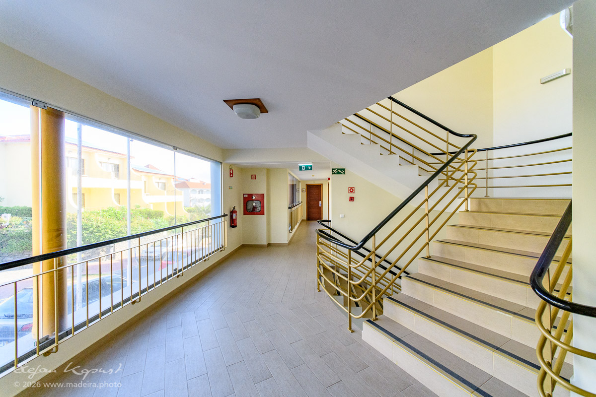 Treppenhaus mit Glasfront im Cais da Oliveira