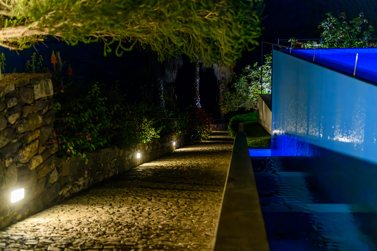 Poolbereich abends